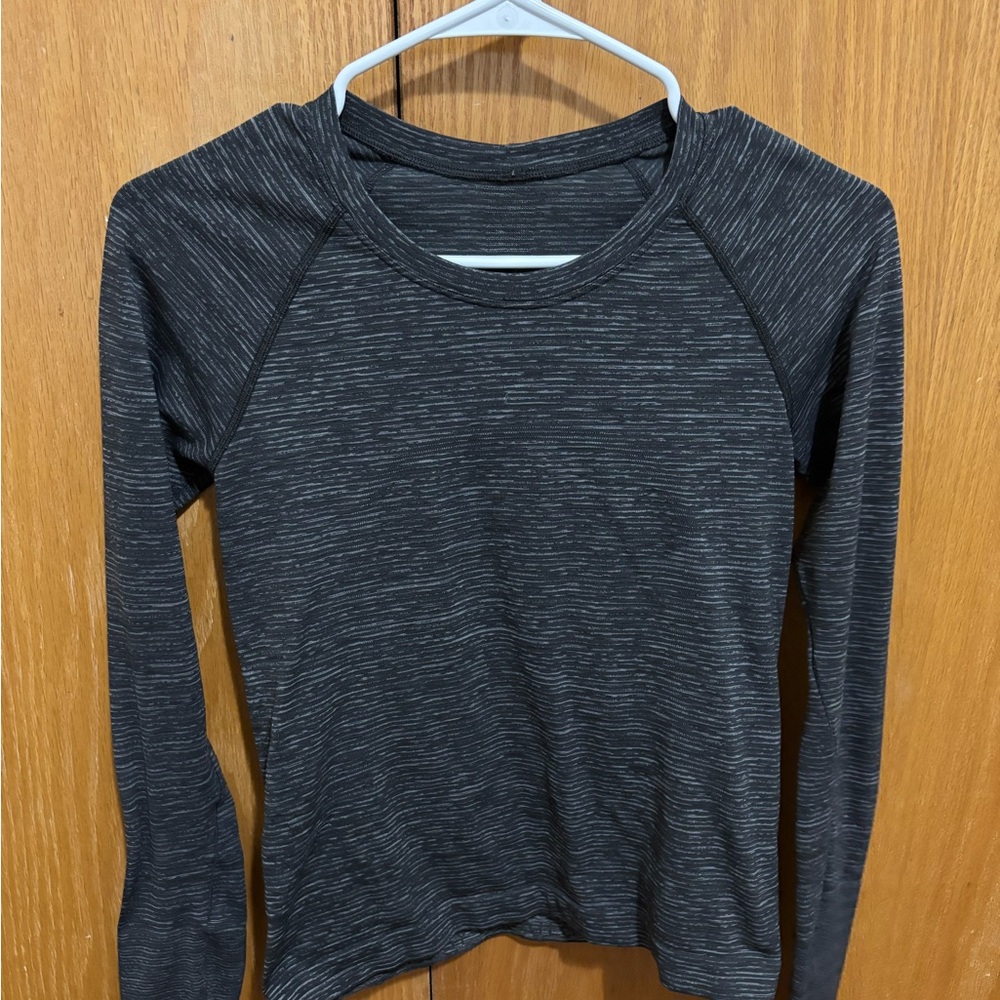 Lululemon Size 6 Gray and Black Long Sleeve Swiftly Tech - Race Length